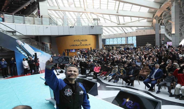 Alper Gezeravcı uzay yolculuğu sonrası ilk gençlik buluşmasını Konya Bilim Merkezinde yaptı