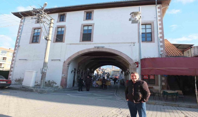 Altından yol geçen 280 yıllık cami ilgi odağı