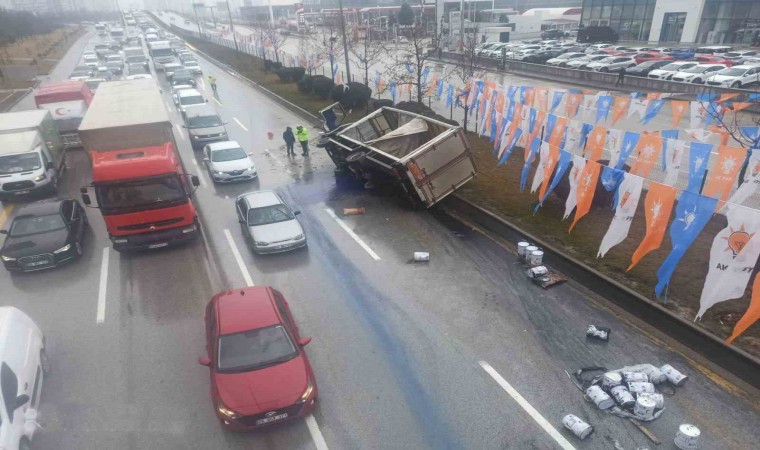 Ankarada boya yüklü kamyon devrildi, yol maviye boyandı