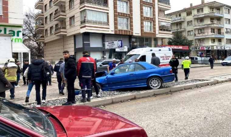 Ankara’da otomobiller kafa kafaya çarpıştı; 5 yaralı