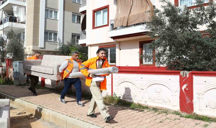 Antalya Büyükşehirden selzedelere eşya yardımı