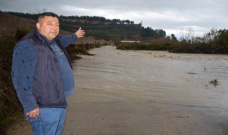 Antalyada bir ilçe adeta sular altında kaldı, çiftçiler seralarına gitmekte zorlandı