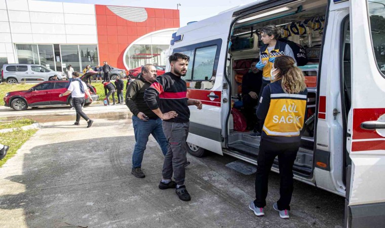 Antalyada ikinci el otomobil bayisindeki yangın korkuttu: 3 kişi dumandan etkilendi