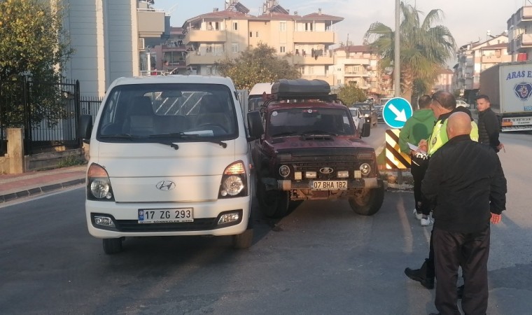 Antalyada kamyonet ile otomobil çarpıştı: 1 yaralı