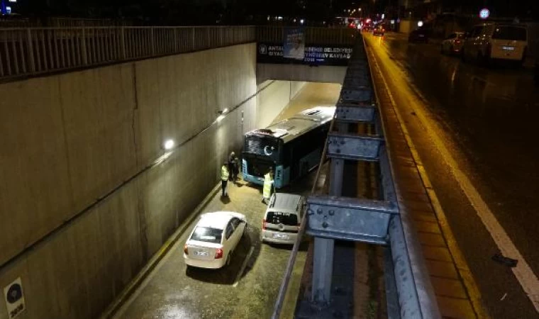 Antalya’da sağanak sonrası trafiğe kapatılan tünelde bir de otobüs mahsur kaldı