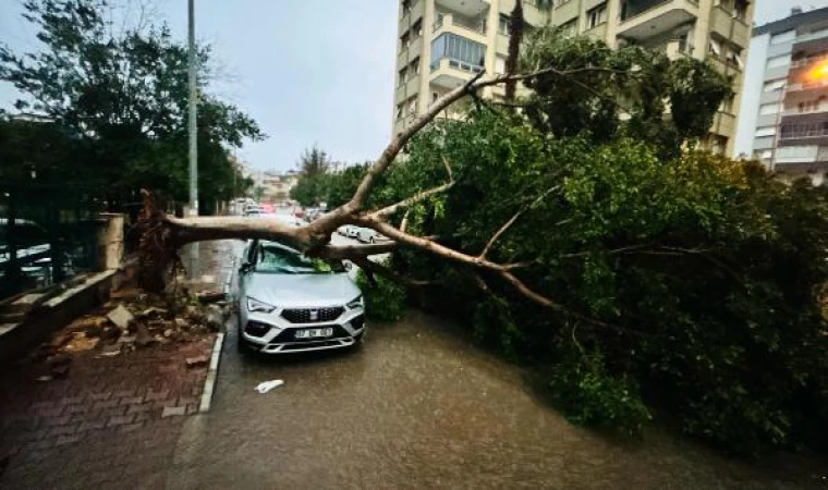 Antalya’da şiddetli yağış hayatı olumsuz etkiledi / Ek fotoğraf