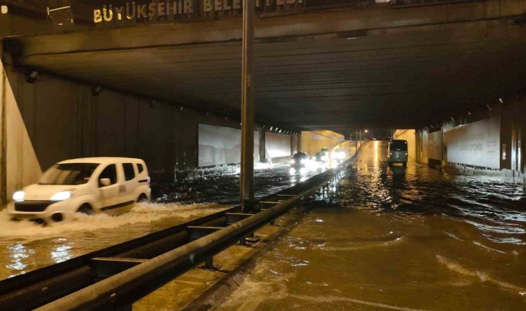 Antalyada yoğun yağış ve selden ötürü okullar tatil edildi