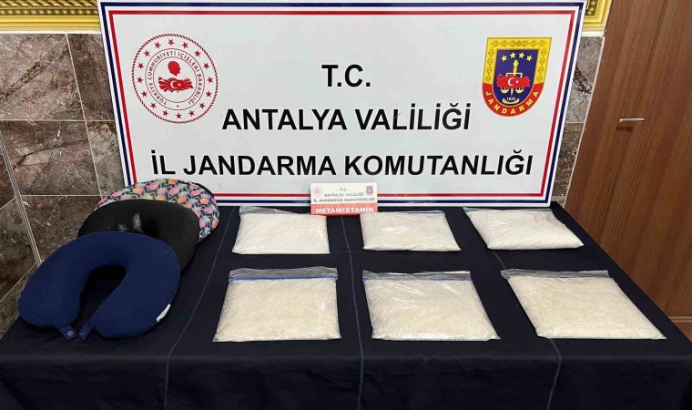 Antalyada yolcu yastığına saklı 6 kilo uyuşturucu madde ele geçirildi