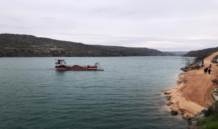 Arabalı feribotla Şanlıurfadan Gaziantepe 5 dakikada ulaşılıyor