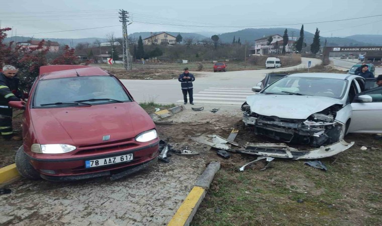 Araçta sıkışan sürücüyü itfaiye ekipleri kurtardı