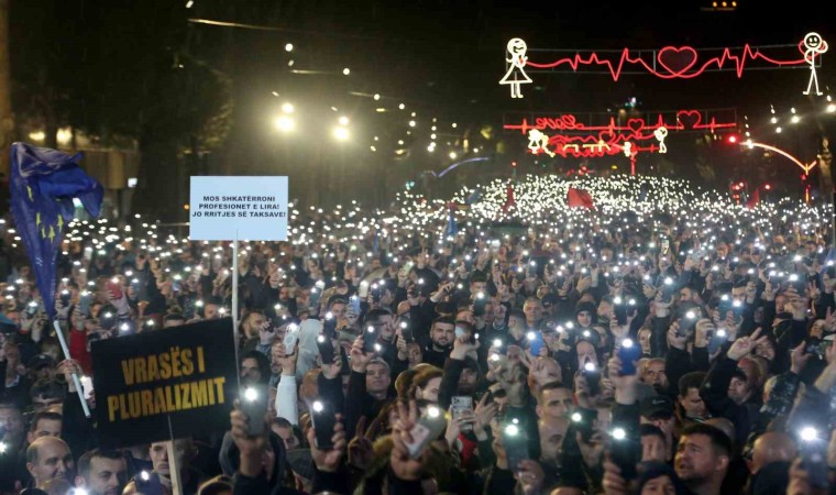 Arnavutlukta muhaliflerden hükümet binasına molotof kokteylli saldırı