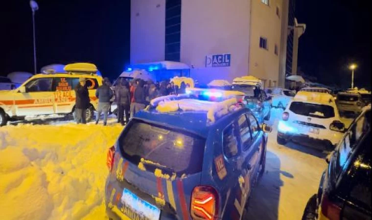 Artvin’de kamyonet ve iş makinesi üzerine çığ düştü; operatör öldü