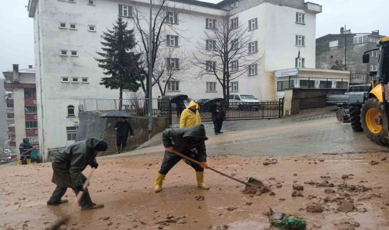 Artvinde şiddetli yağışlar Borçka ve Murgul ilçelerinde su taşkınlarına ve heyelanlara neden oldu