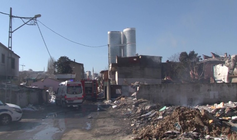 Ataşehirde metruk binanın çatısı alev alev yandı