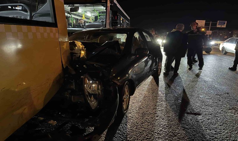 Avcılarda kontrolden çıkan otomobil park halindeki otobüslere çarptı: 2 yaralı