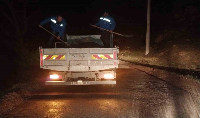 Aydın Büyükşehir Belediyesinden gece yarısı tuzlama çalışması