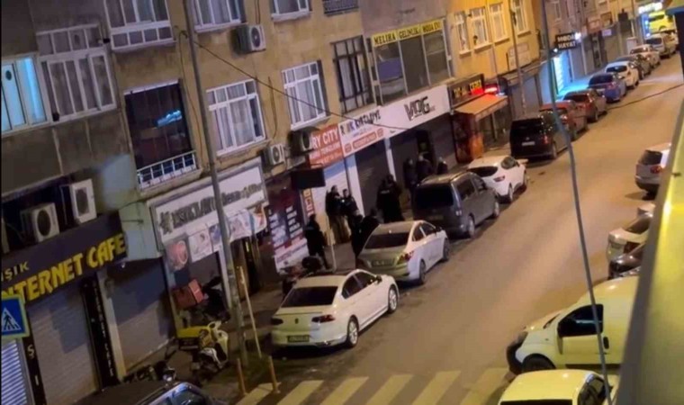 Bahçelievlerde hareketli dakikalar kamerada: Alkollü şahıslar polisi teyakkuza geçirdi