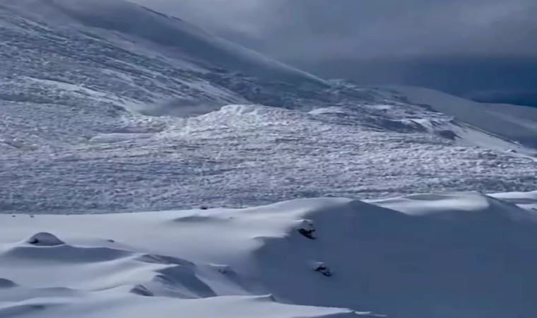 Bahçesarayda yol açma sırasında ekiplerin önüne çığ düştü