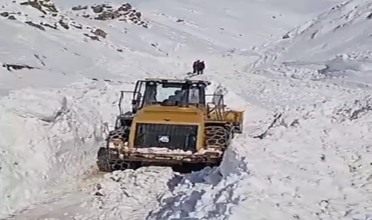 Bahçesarayda yola düşen çığlar temizleniyor