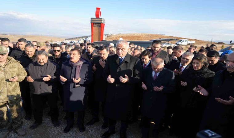 Bakan Ersoy depremde hayatını kaybedenleri mezarı başında andı