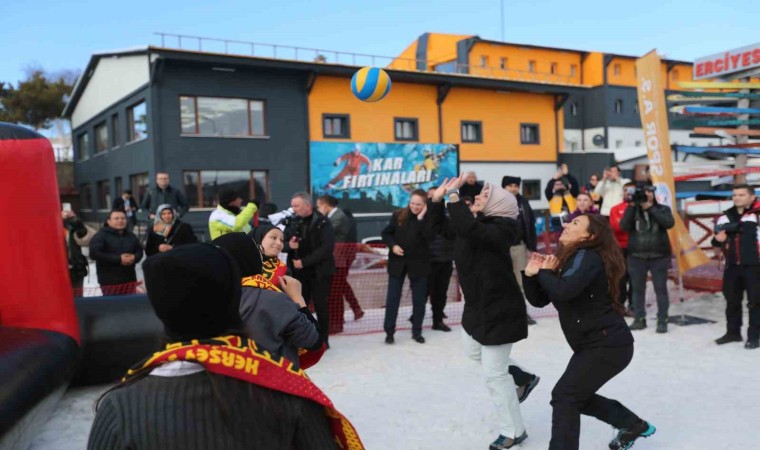 Bakan Göktaş, Erciyeste kar voleybolu oynadı