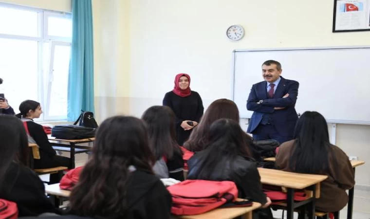 Bakan Tekin, Şehit Güner Altınok İlkokulu’nu ziyaret etti (2)