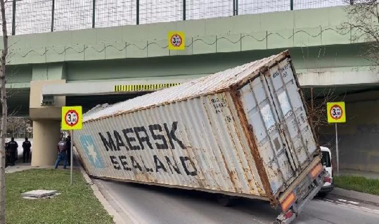 Bakırköy’de TIR’ın dorsesi alt geçite çarptı 