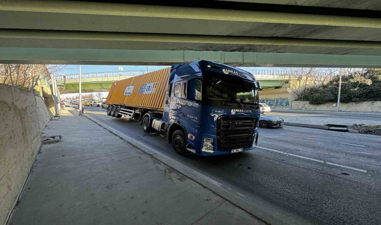 Bakırköyde tırın dorsesi üst geçide takıldı: 3 araç kaza yaptı