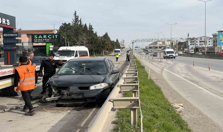 Bariyeri aşan otomobil D-100den caddeye uçtu : 2 yaralı