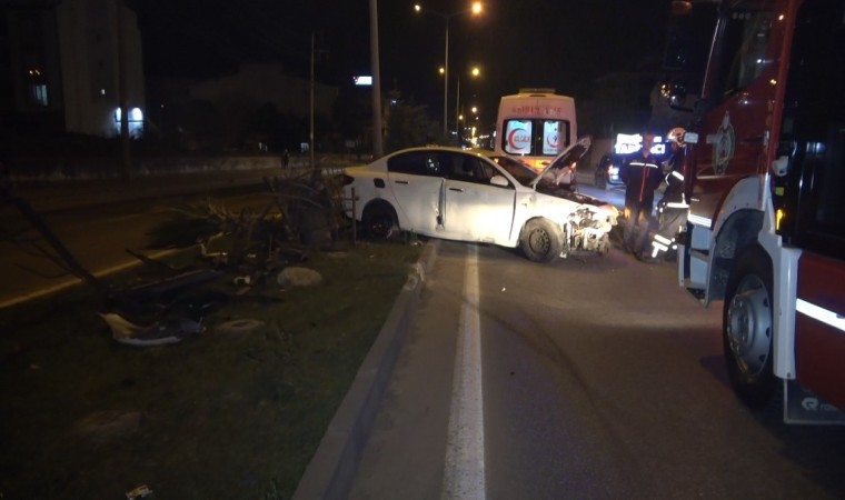 Bariyerlere çarpan otomobilden sağ çıktılar