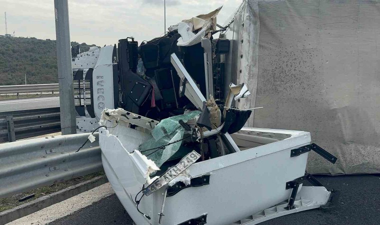 Bariyerlere çarpan tır karşı şeritte devrildi, sürücü ağır yaralandı