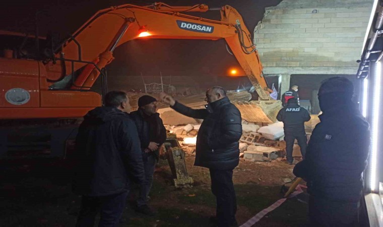 Başkan Aksoy, enkazın başından ayrılmadı