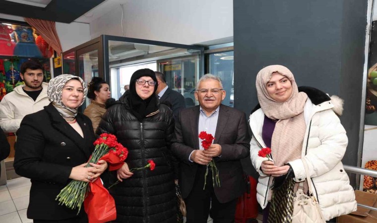 Başkan Büyükkılıç, Köşk Sosyete esnafıyla kucaklaşarak, karanfil dağıttı