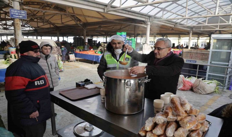 Başkan Işık Kütahyalılara çorba ikram etti