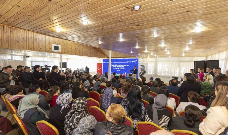 Başkan Seçer, Aydıncaktaki kurs merkezinde eğitim gören öğrencilerin aileleriyle bir araya geldi