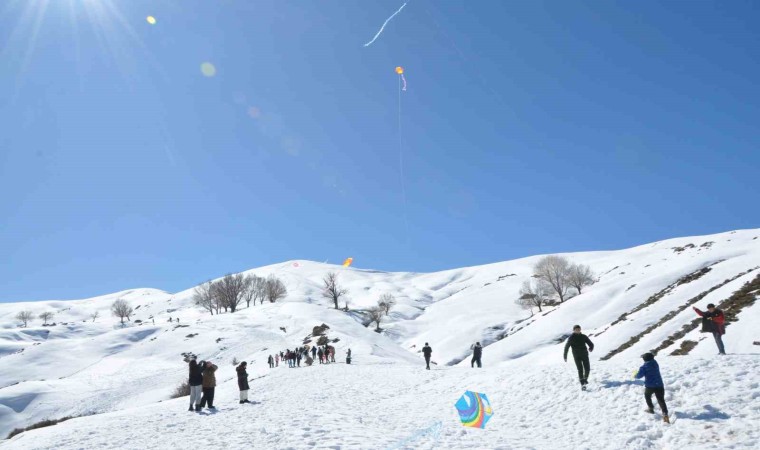 Batmanda 2 metrelik kar üzerindeki şenliklerde renkli görüntüler oluştu