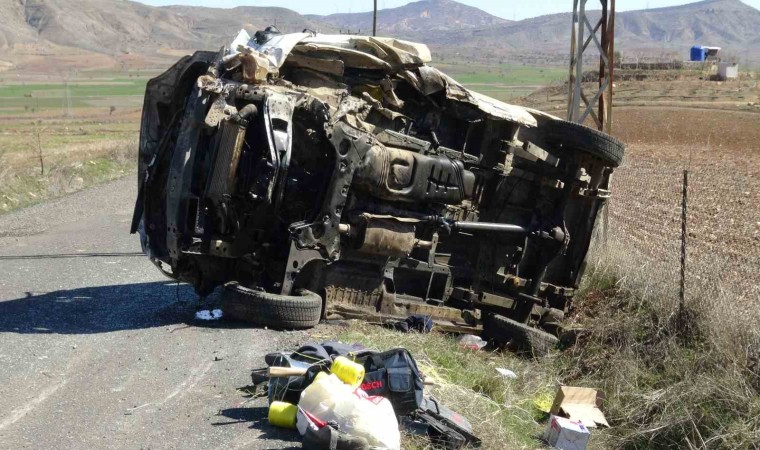 Batmanda takla atan minibüs hurdaya döndü: 3 ağır yaralı