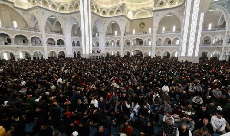 Berat Kandilinde Şahinbey Millet Camii doldu taştı