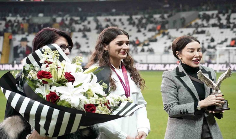 Beşiktaş yönetiminden, şampiyon güreşçi Nesrin Başa plaket