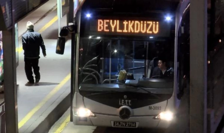 Beylikdüzü’nde arızalanan metrobüsü kontrol eden şoför, başka metrobüsün çarpmasıyla öldü