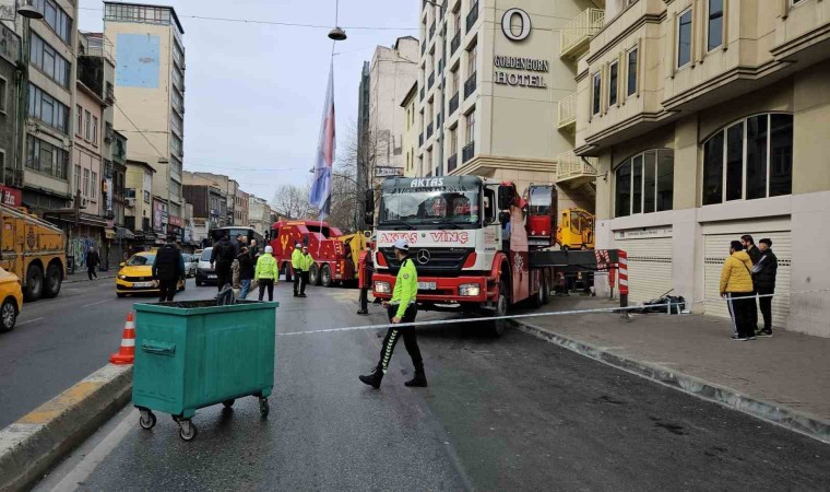 Beyoğlunda facianın eşiğinden dönüldü: Freni boşalan vinç, başka bir vince çarparak savurdu, 1 yaralı