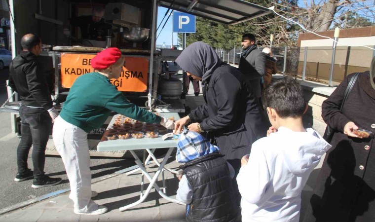 Beyşehirde deprem felaketinin yıl dönümü dolayısıyla lokma dağıtıldı