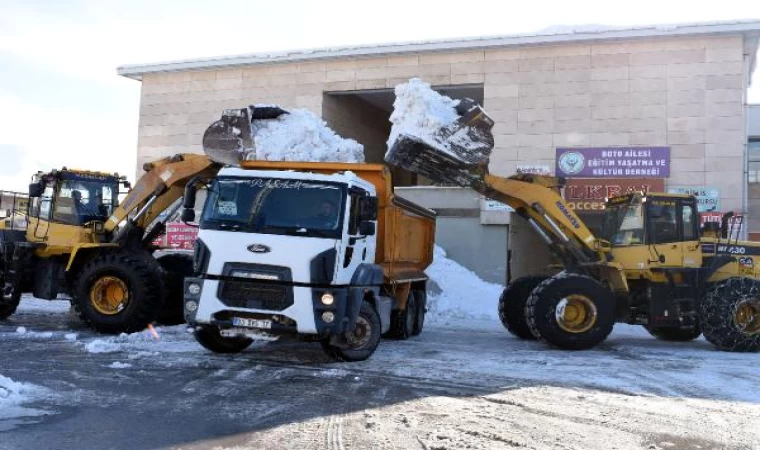 Bitlis’te karlar, kamyonlarla şehir dışına çıkartılıyor