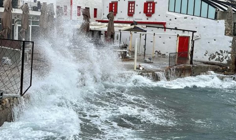 Bodrum’da kuvvetli fırtına; dalgaların boyu 3 metreyi aştı