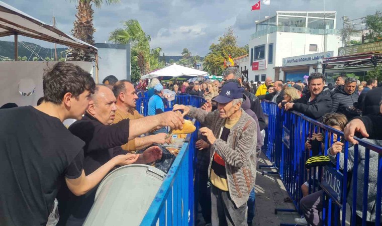 Bodrumdaki festivalde 3 ton hamsi dağıtıldı