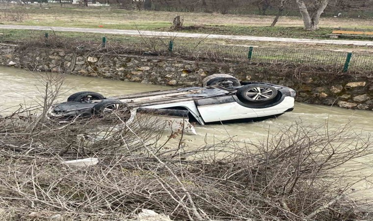 Boluda yoldan çıkan cip dereye uçtu: 4 kişi boğulmak üzereyken kurtarıldı