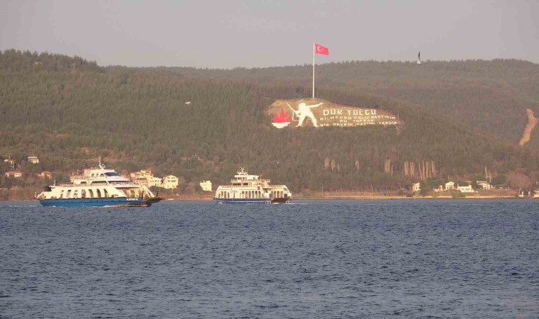 Bozcaada ve Gökçeadaya bazı feribot seferlerine fırtına engeli