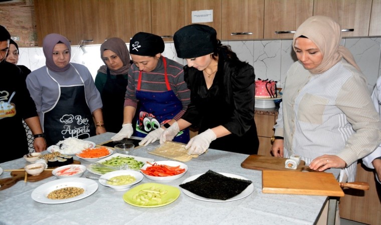 Bu kursta Türk ve Dünya mutfağının inceliklerini öğreniyorlar