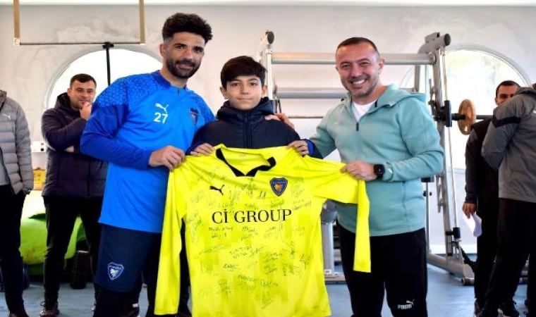 Bucaspor 1928’de gole katkı yapan top toplayıcıya imzalı forma