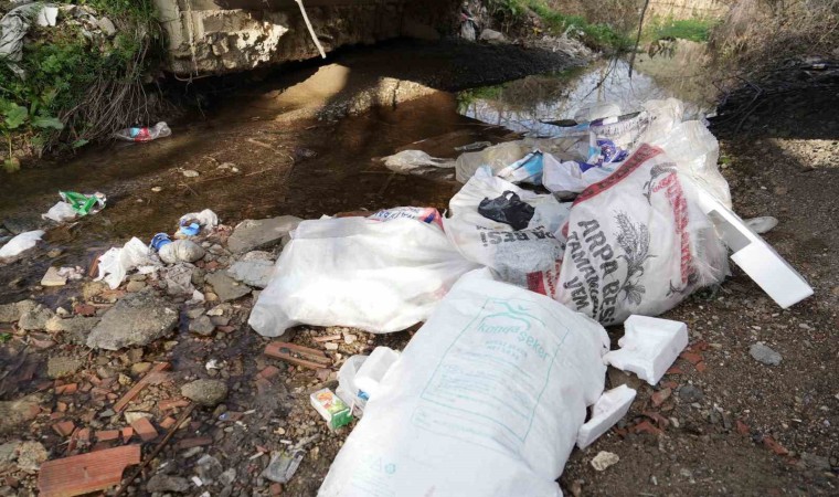 Bursa Ovasının tarımsal sulama ihtiyacını karşılayan dere kızıla büründü